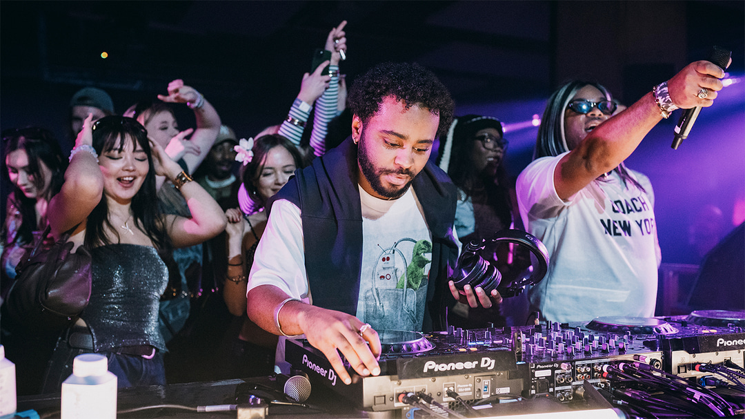 Photo of set Hasani B2B Miss Jason.