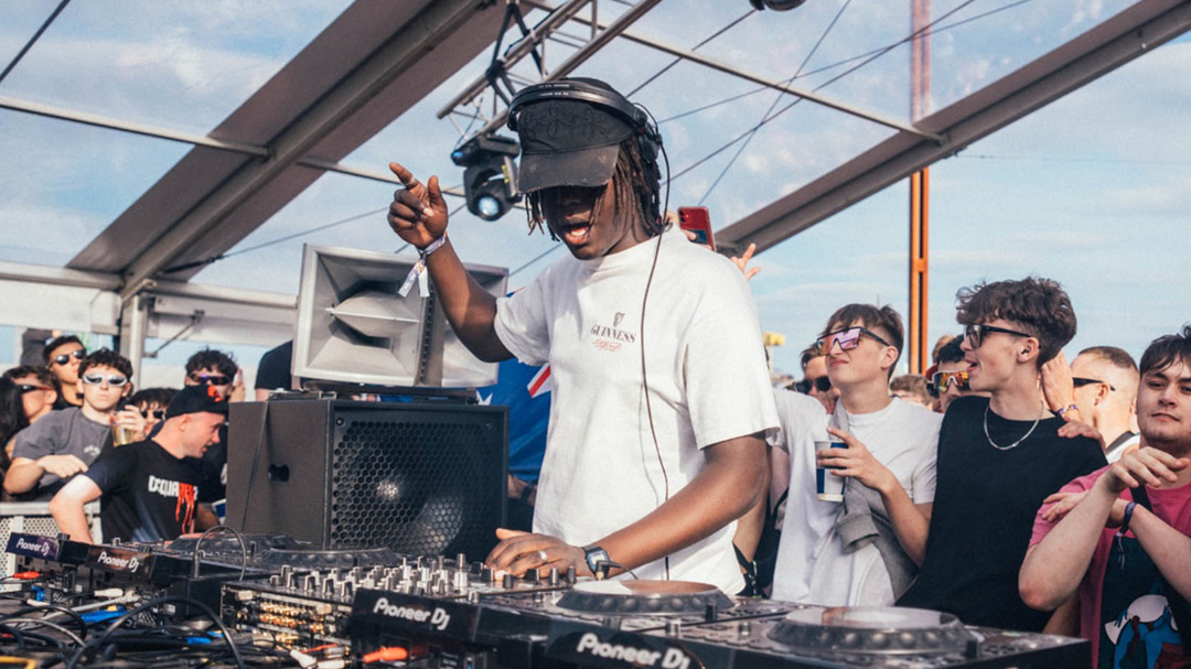 Photo of set Sam Alfred.