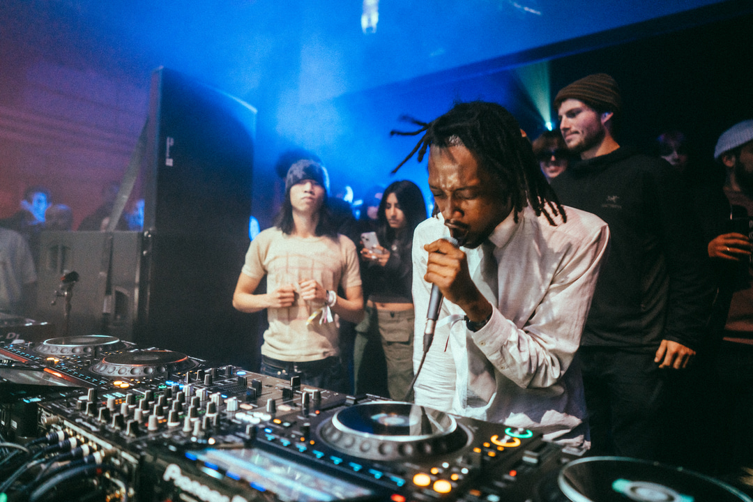 Photo of set DÆMON.