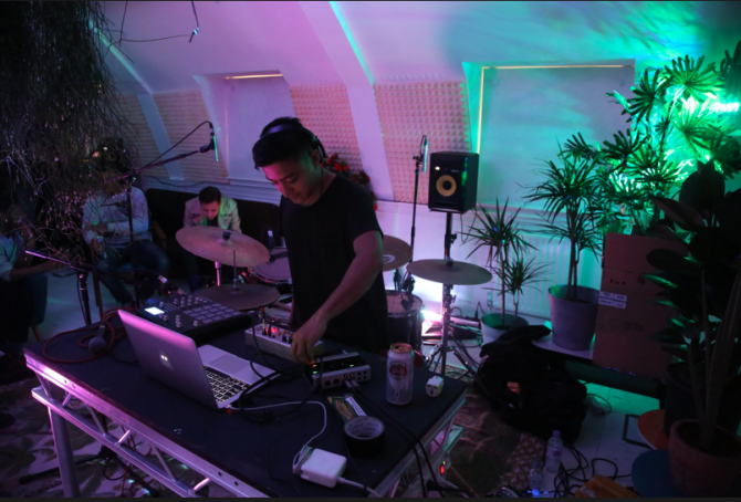 Photo of set Shigeto.