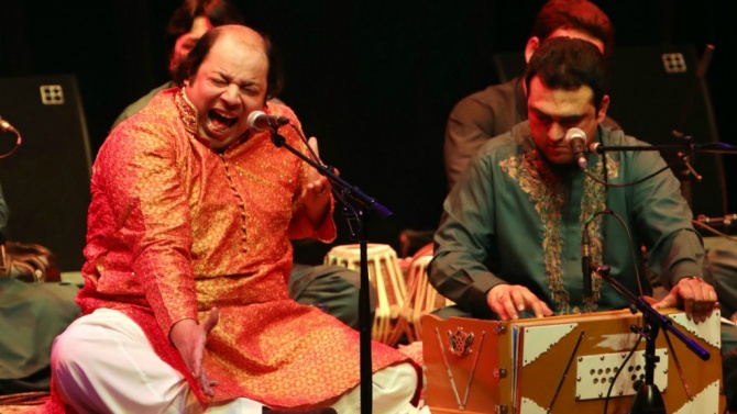 Photo of set Rizwan-Muazzam Qawwali.