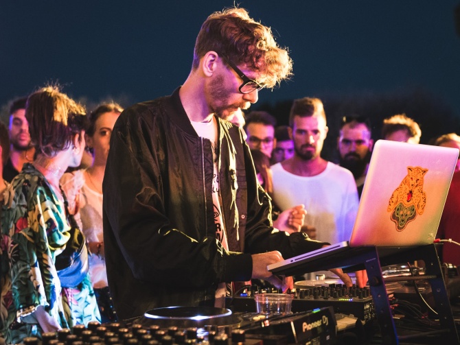 Photo of set Don't DJ.