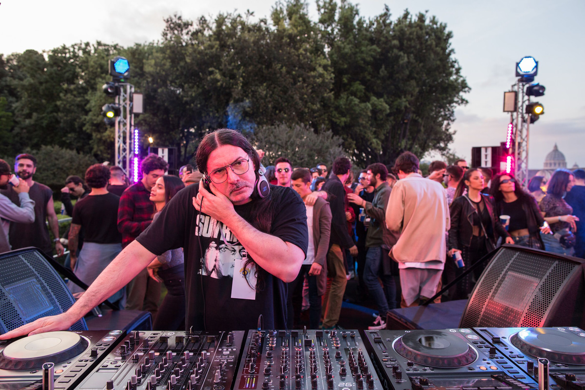 Photo of set Paolo di Nola.