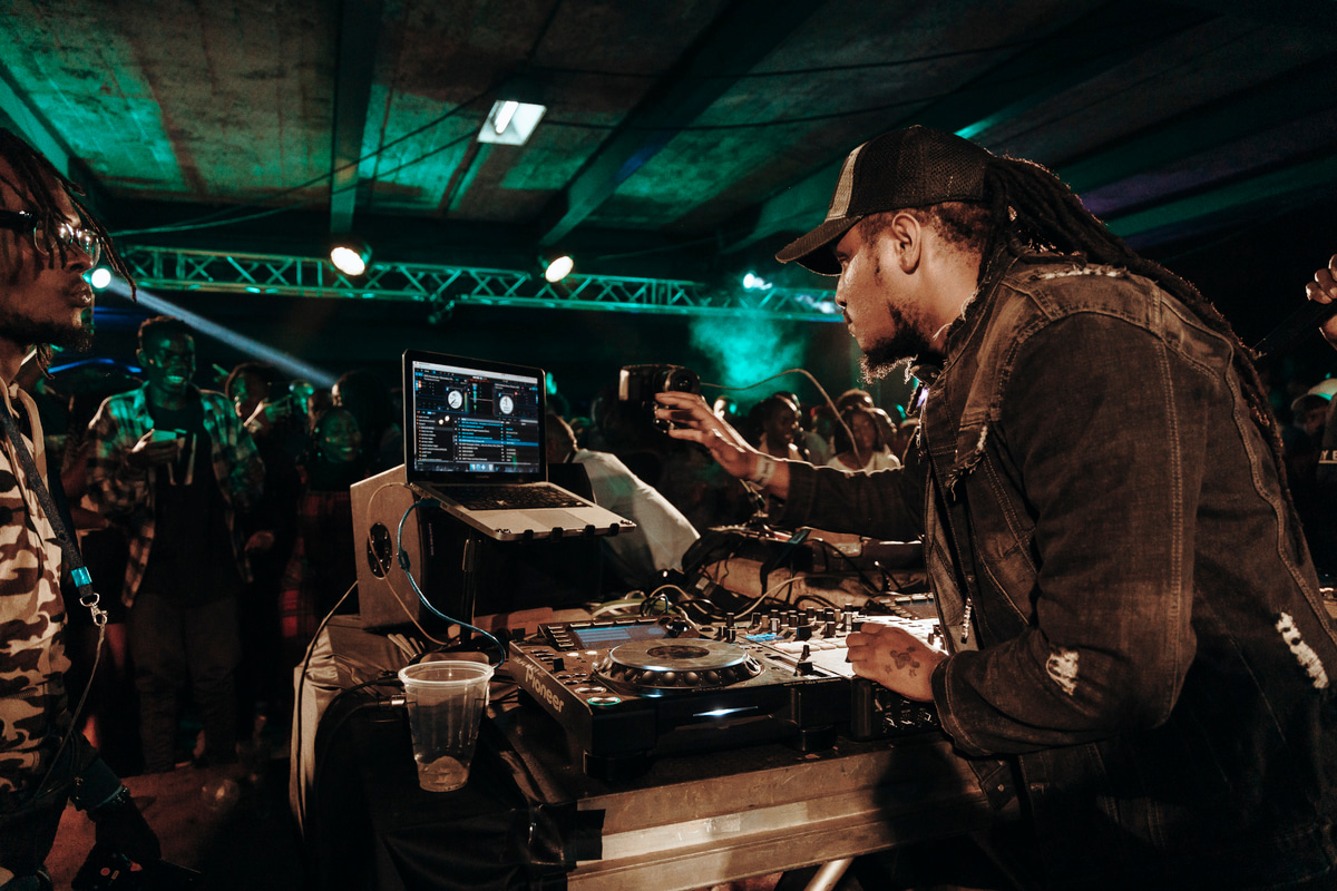 Photo of set DJ Kalonje.