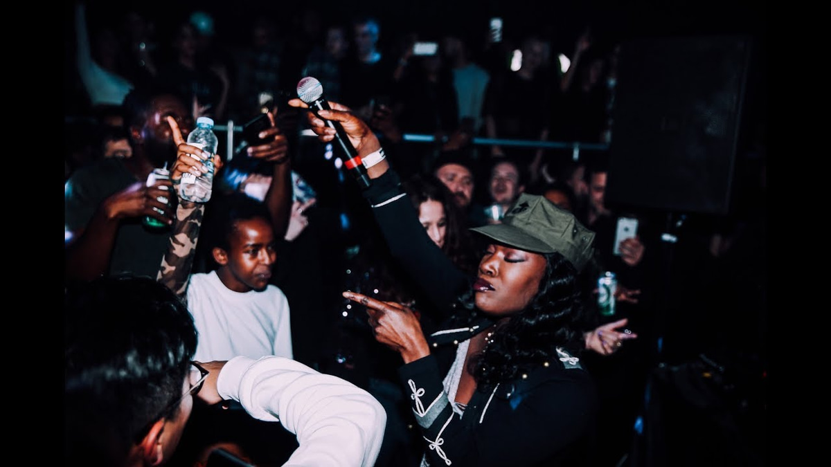 Photo of set Elisabeth Troy.