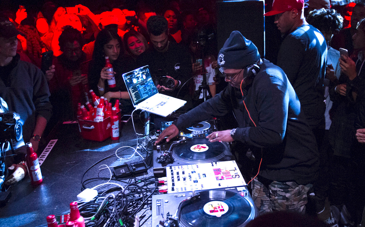 Photo of set DJ Jazzy Jeff.