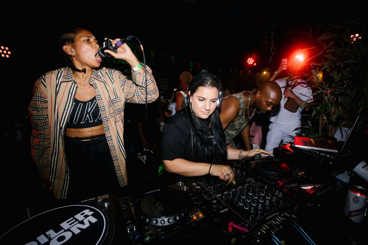 Photo of set Jubilee.