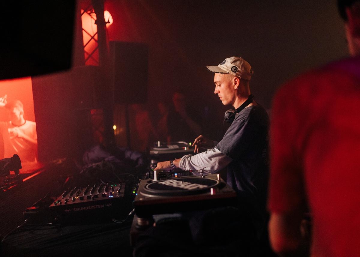 Photo of set Phillip Jondo.