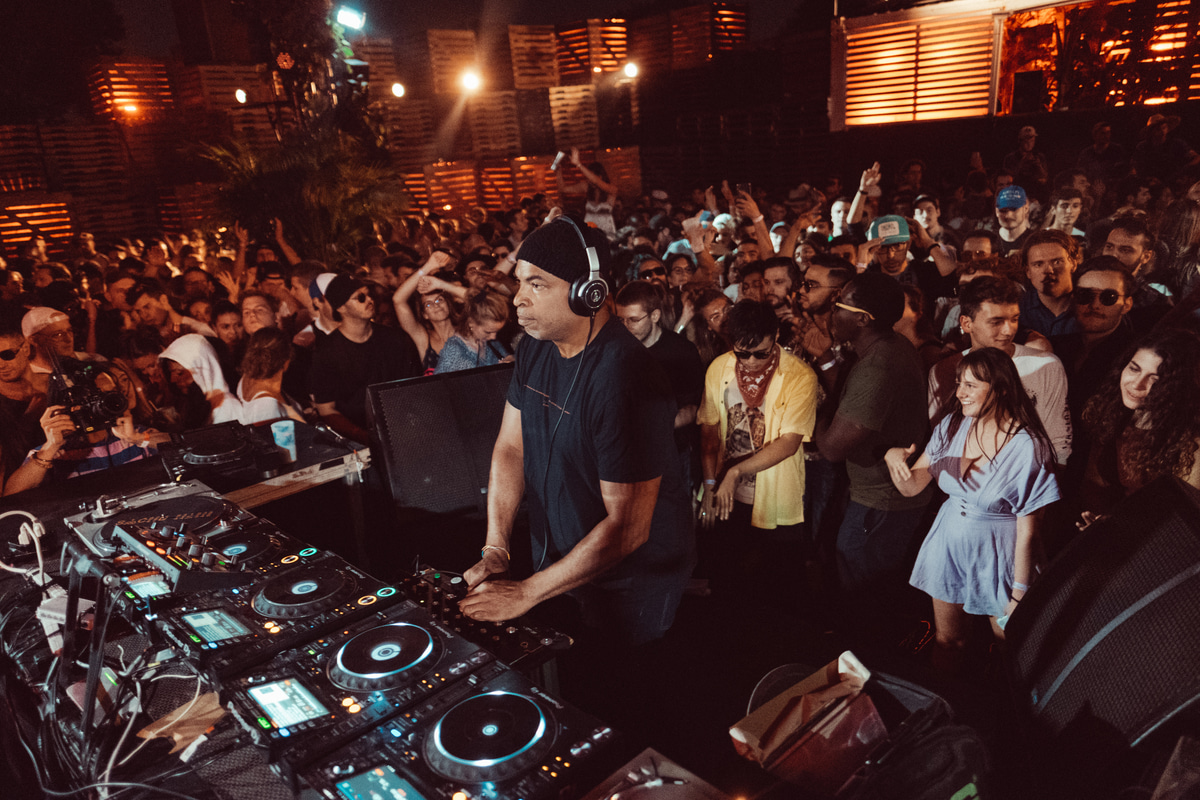 Photo of set Joe Claussell.