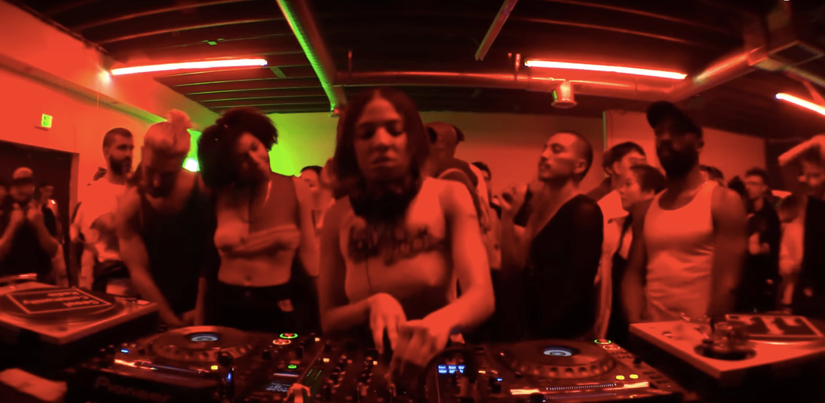 Photo of set Bapari.