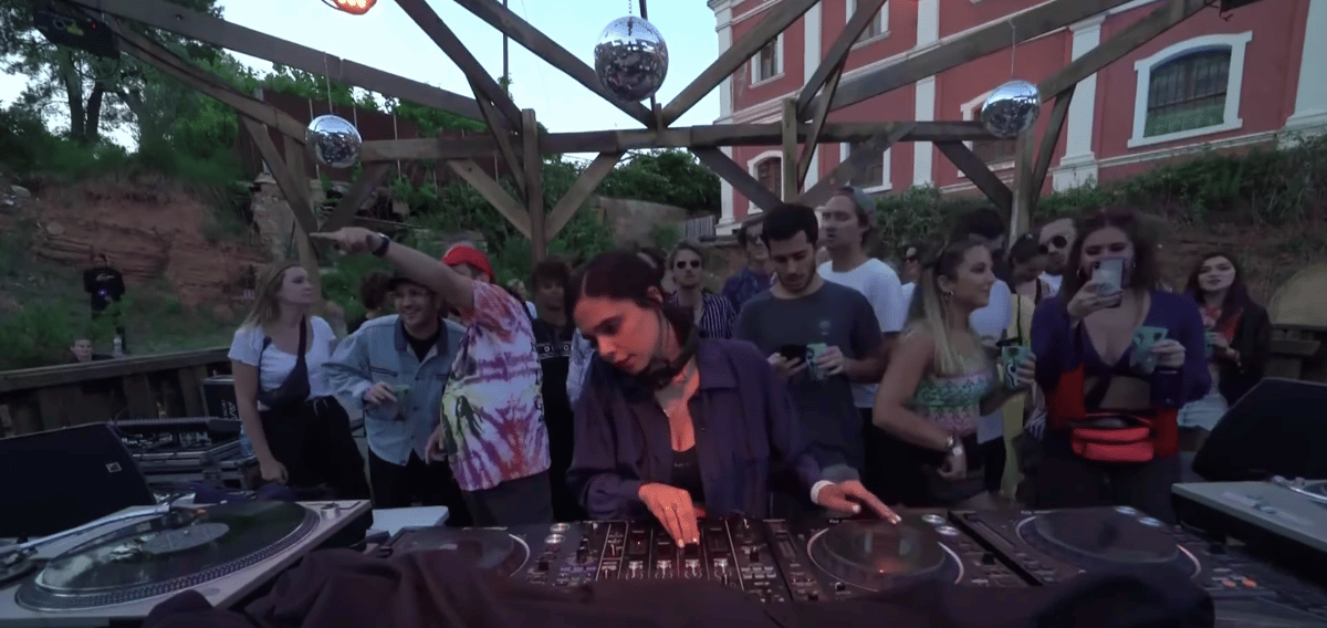 Photo of set Mor Elian.