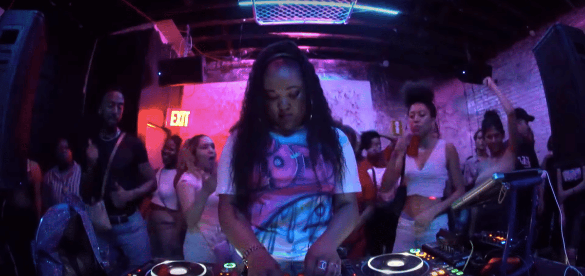 Photo of set Jody Simms.