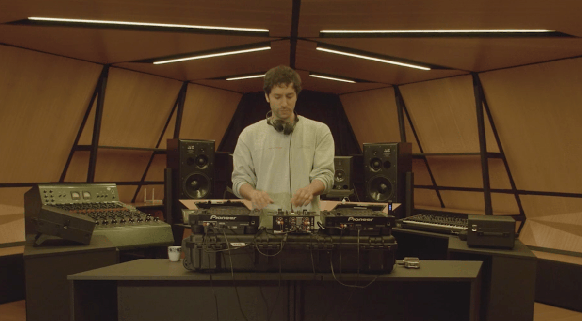 Photo of set Nicola Cruz.