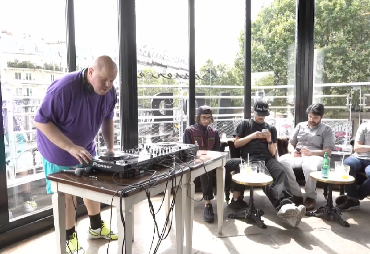 Photo of set Breakfast with Teki Latex: Jess & Crabbe, Betty.