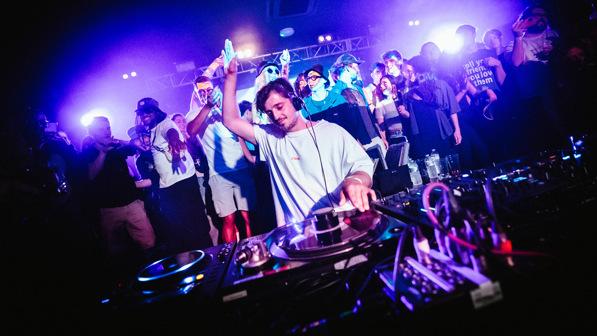 Photo of set Andy Luff.