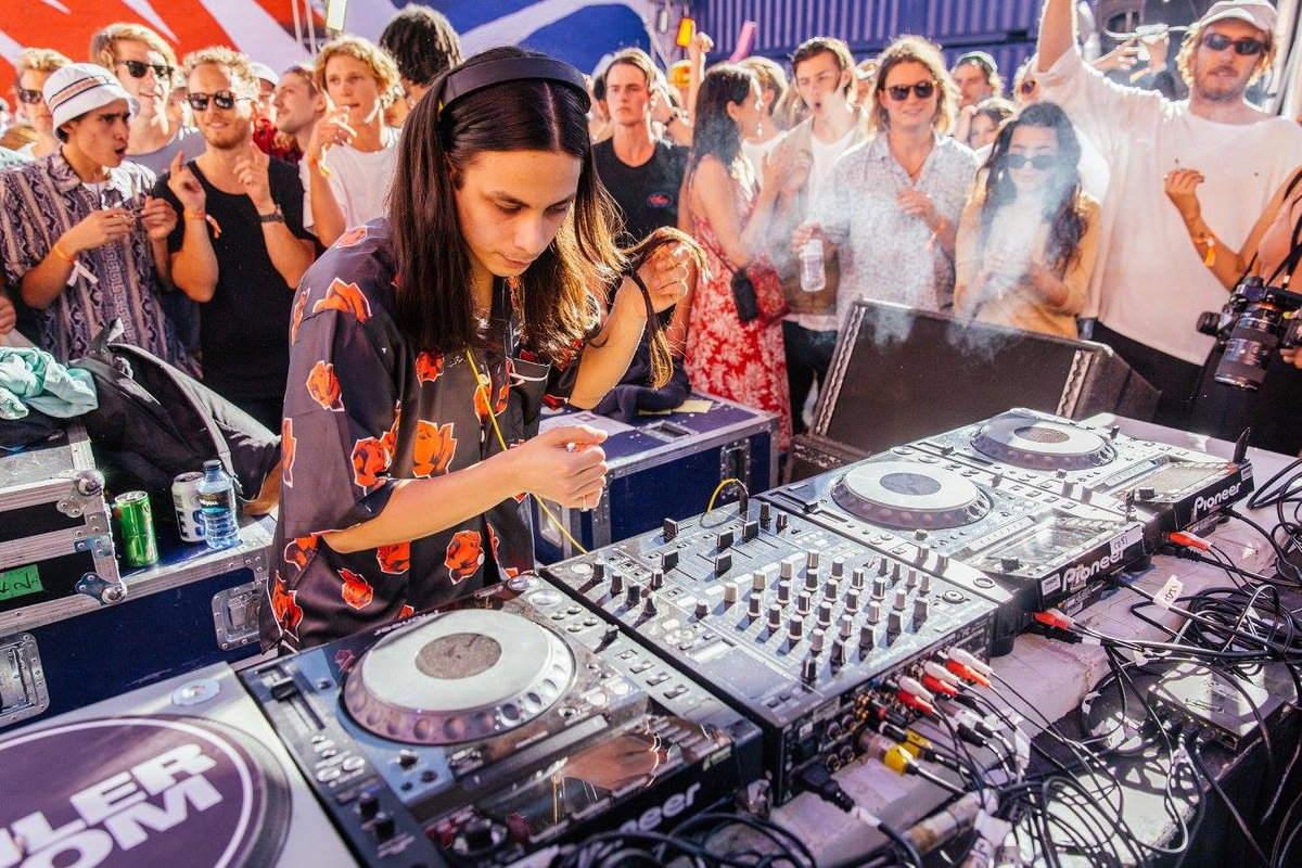 Photo of set Baba Stiltz.