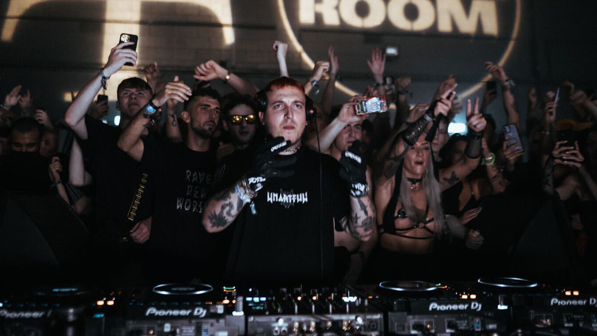 Photo of set Basswell.