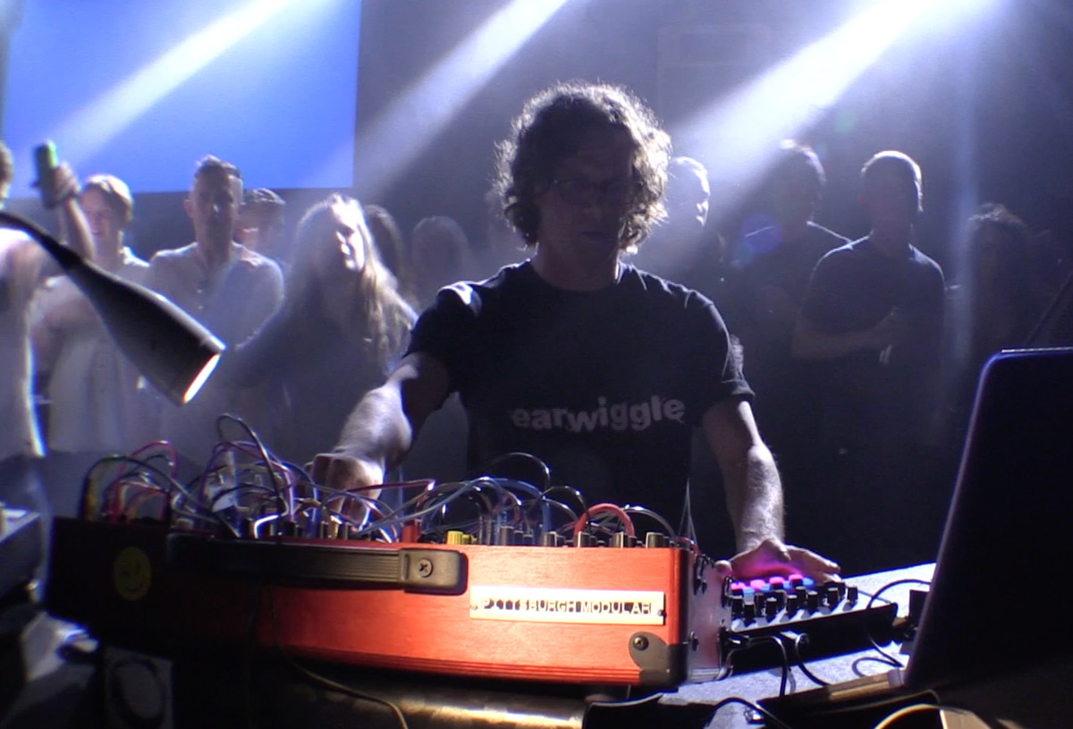 Photo of set DeFeKT.