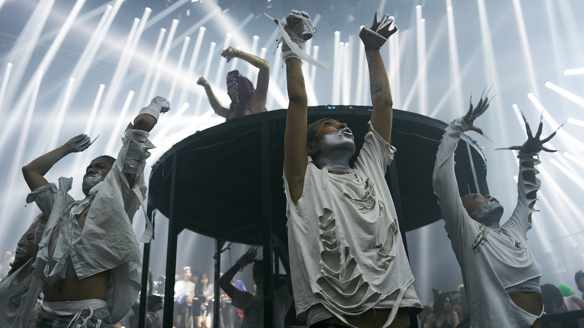 Photo of set Gái Nhày x Bung Lon (“Thế Giới” Performance).
