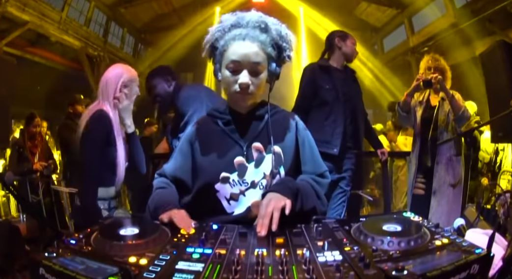 Photo of set Gonnie Garko.