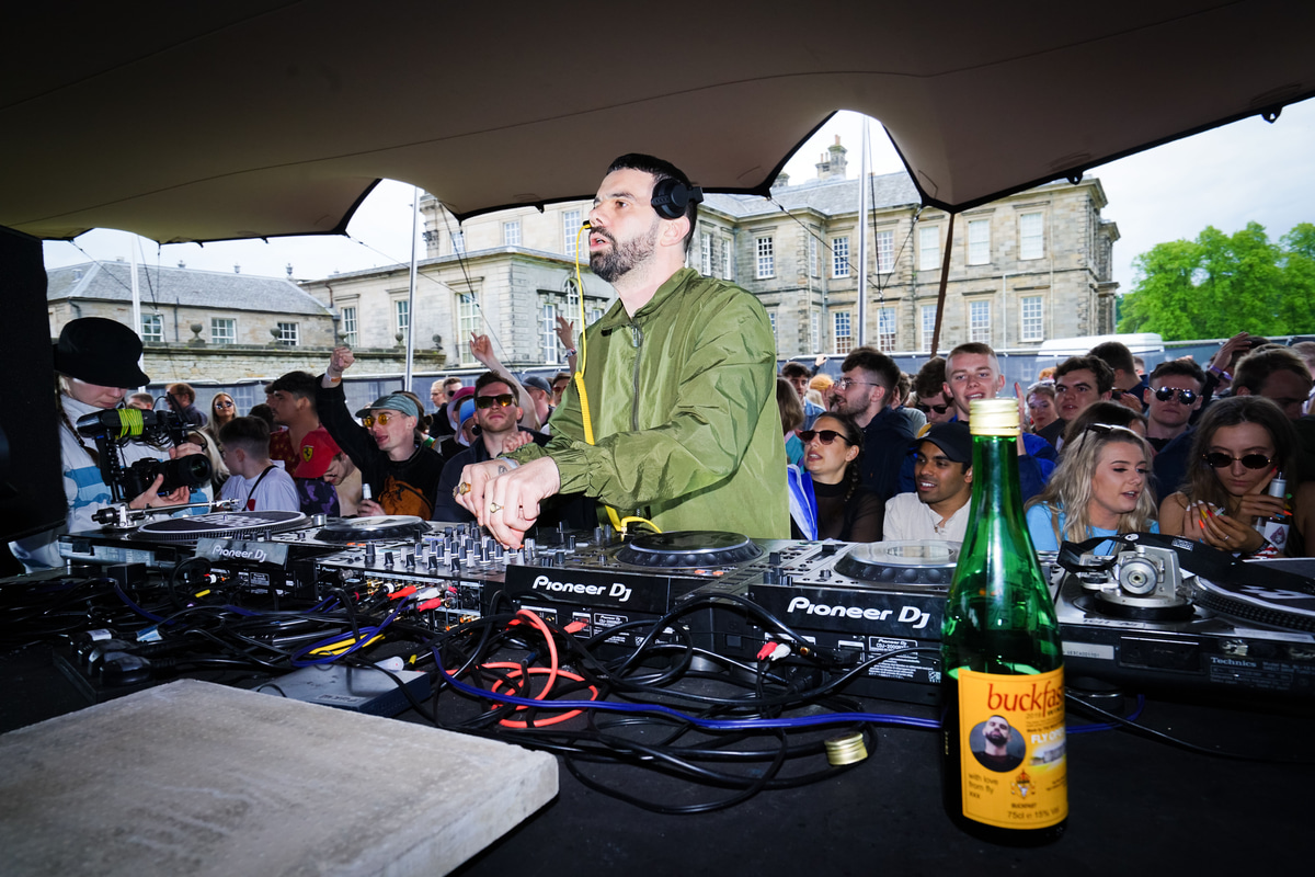 Photo of set Mella Dee.