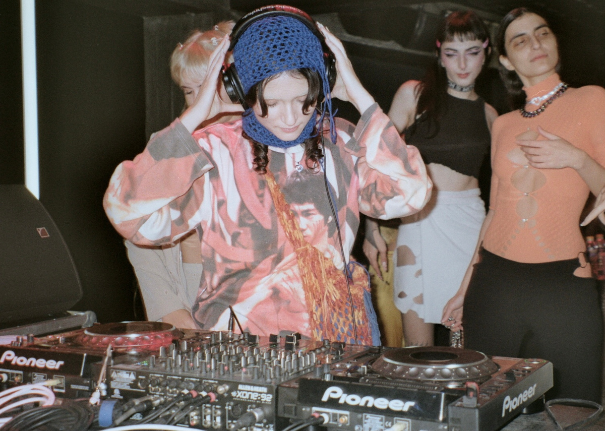 Photo of set Evita Manji.