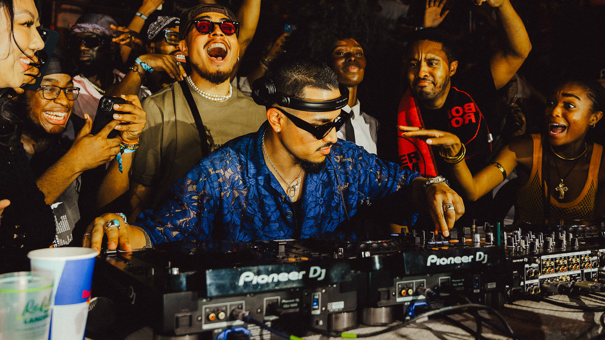 Photo of set Joe Kay.