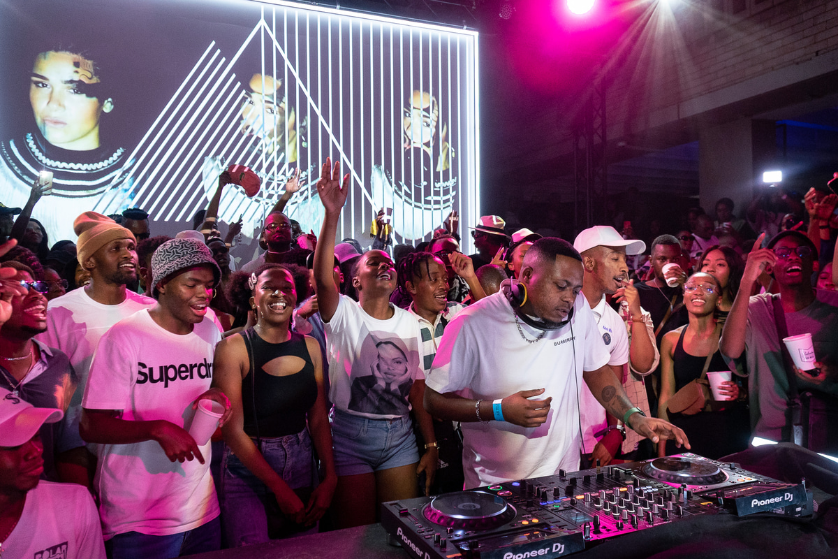 Photo of set Kelvin Momo.