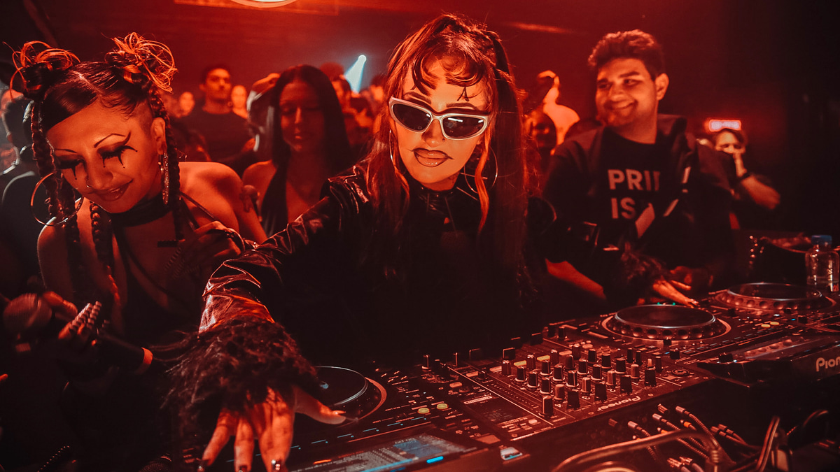 Photo of set DJ Lizz.