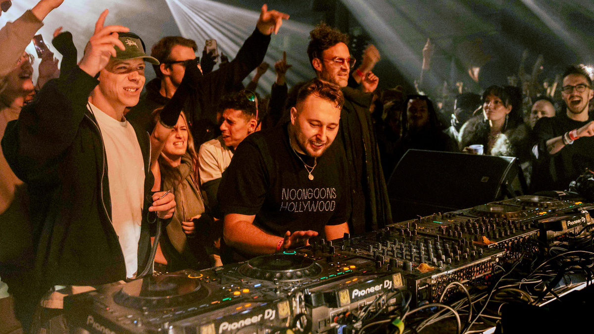 Photo of set Malugi.