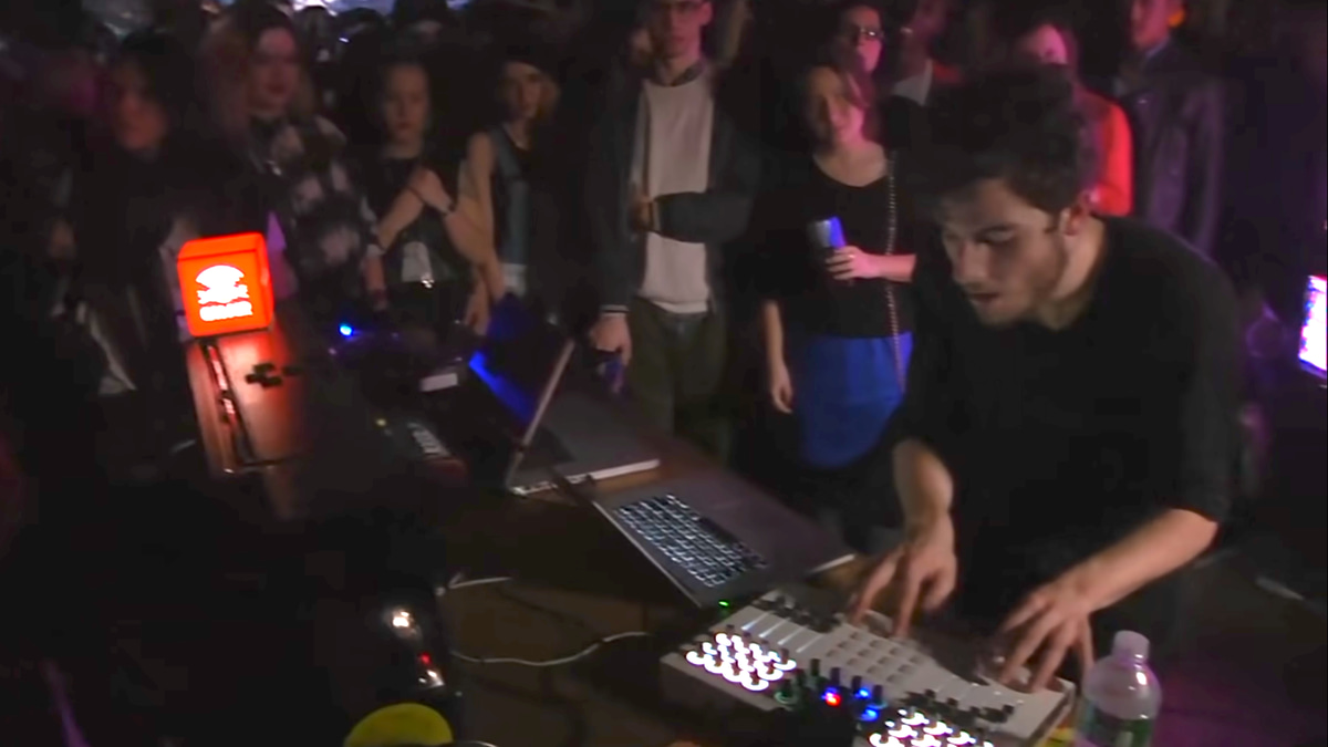 Photo of set Nicolas Jaar 45 Min Mix.