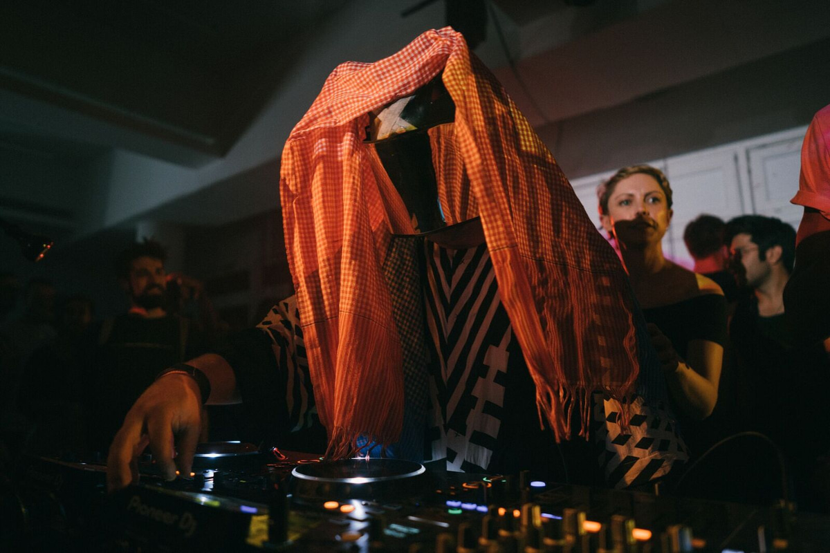 Photo of set Hyenah.