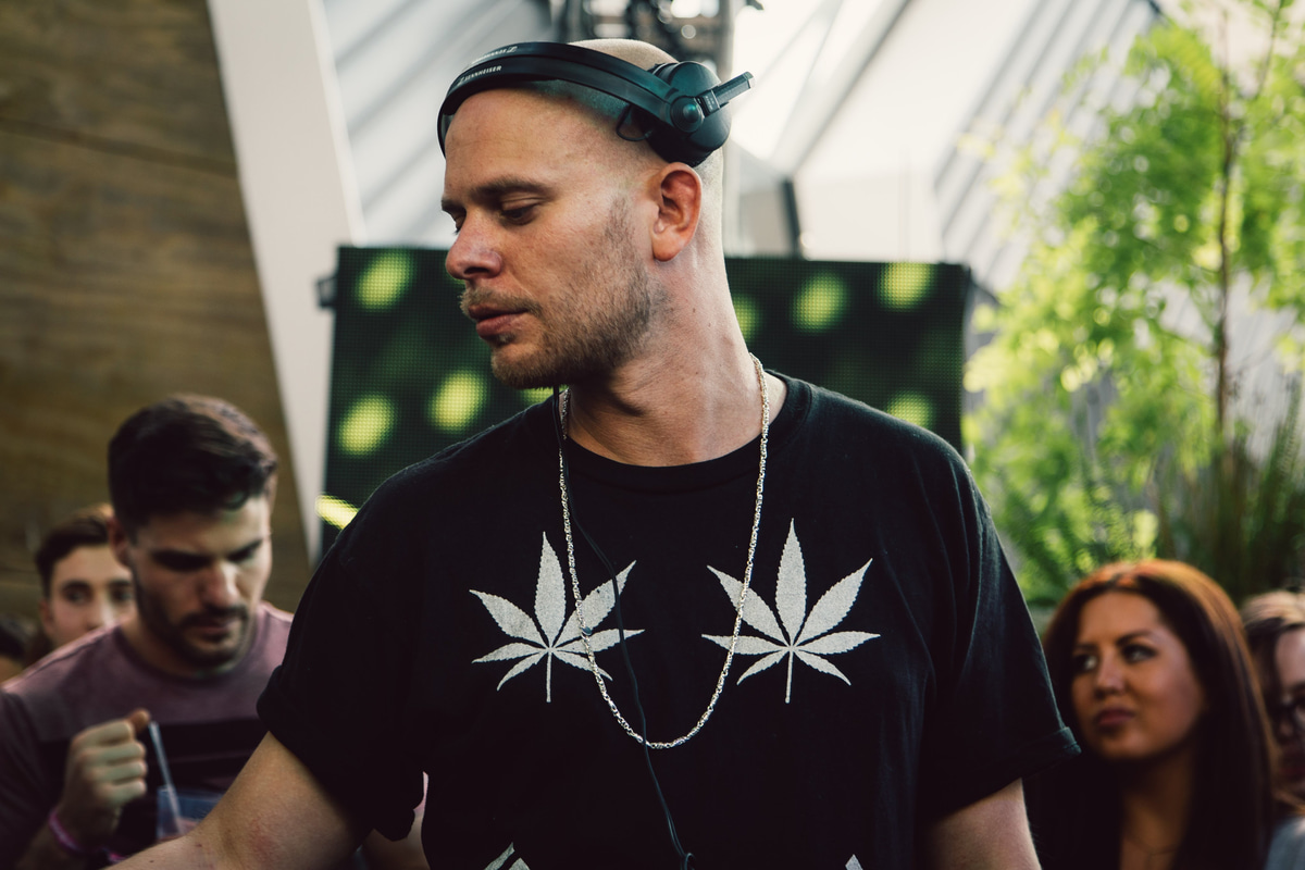 Photo of set Tom Trago.